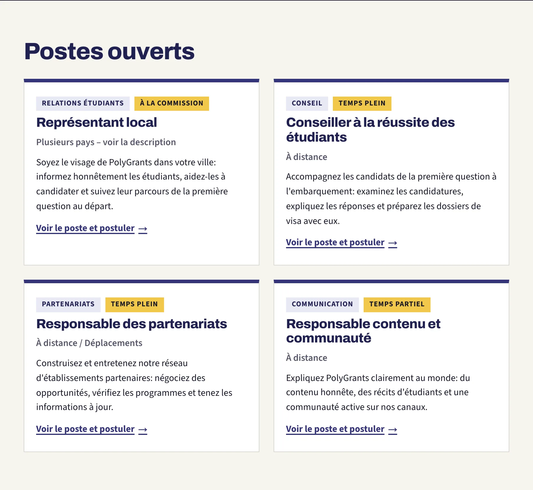 Les postes ouverts sur la page carrières, quatre cartes indiquant chacune le service, le type de contrat et le lieu